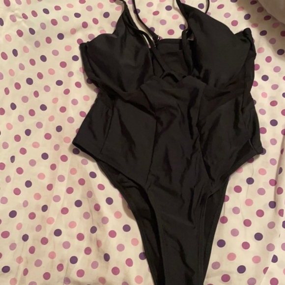 One piece swimsuit - Picture 1 of 6